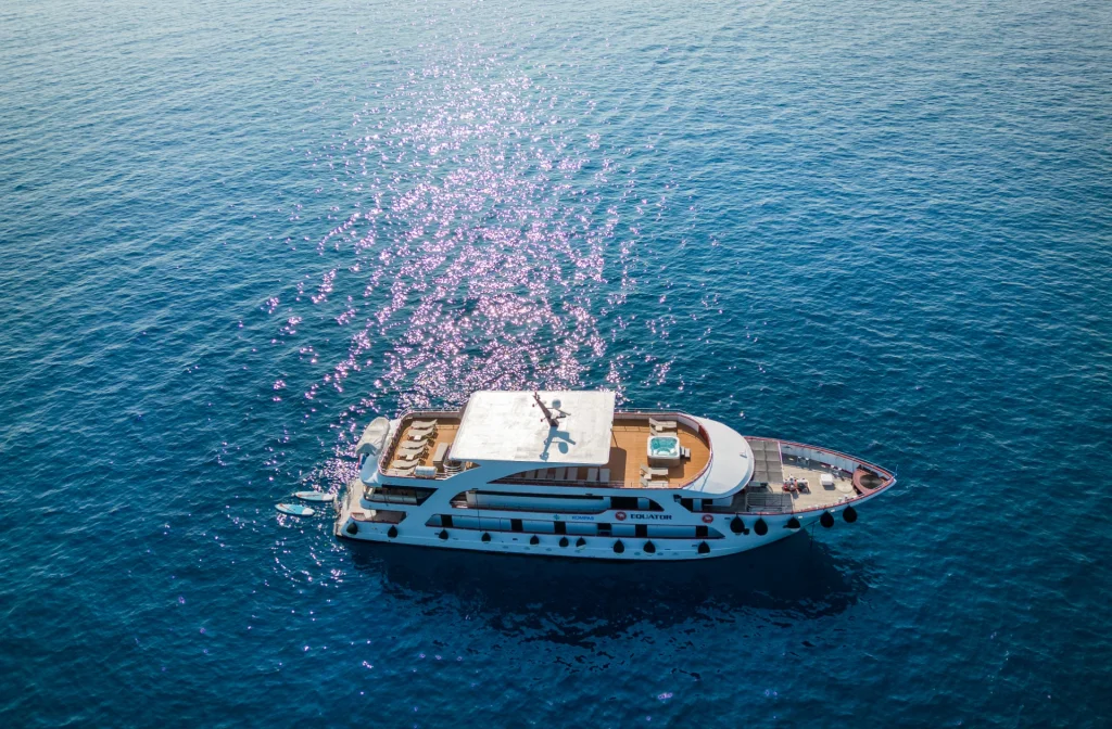 Schiff Equator Aussenansicht Von Oben Sonnendeck