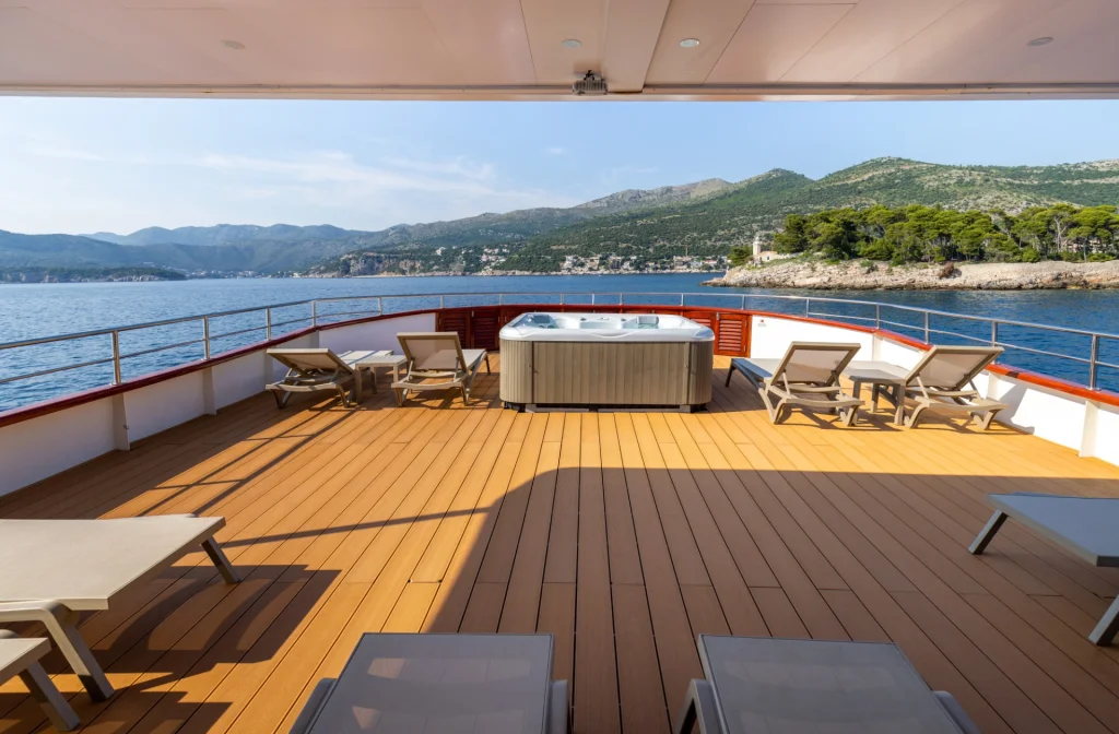Schiff Equator Sonnendeck Liegestuehle Jacuzzi