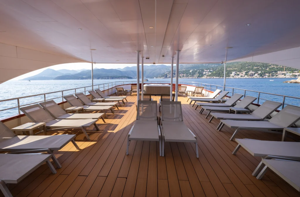 Schiff Equator Sonnendeck