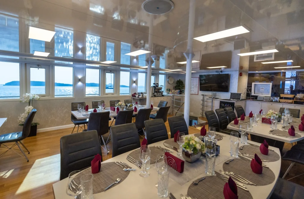 Schiff Equator Restaurant Meerblick