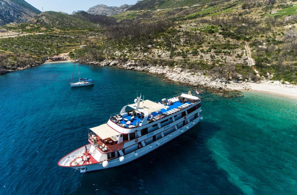 Schiff Princess Aloha Aussenansicht Bucht