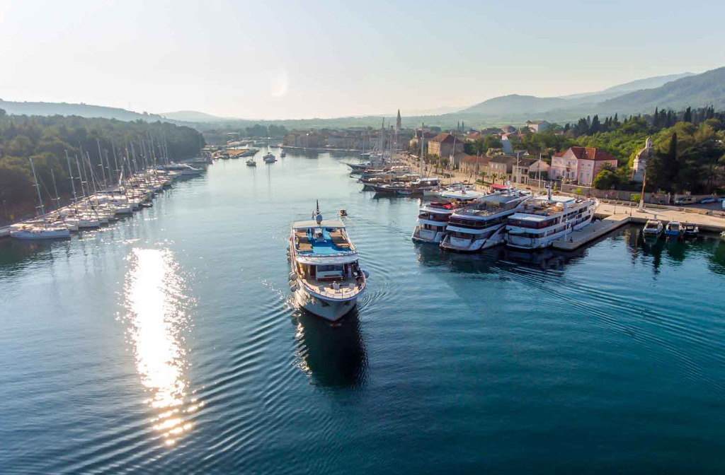 Schiff Inselhuepfen Prestige In Fahrt