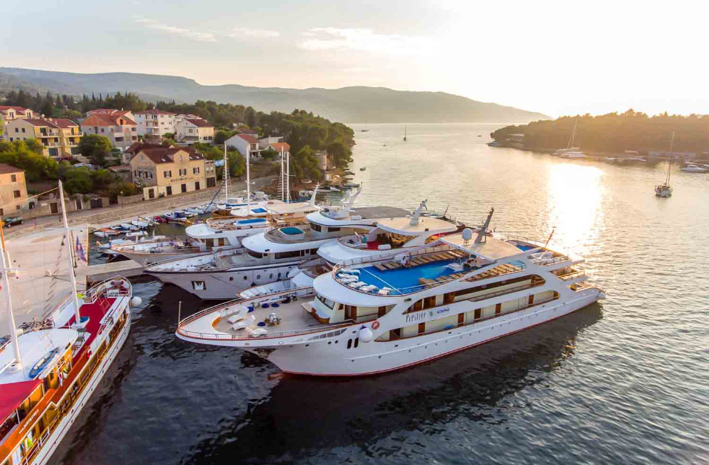 Schiff Inselhuepfen Prestige Im Hafen