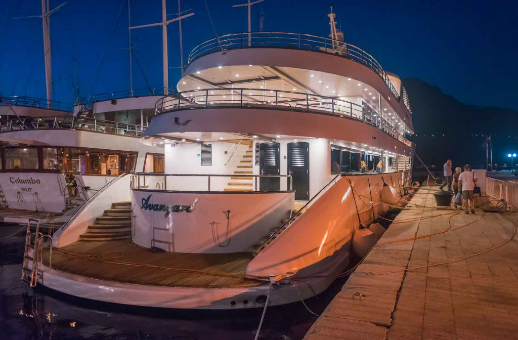 Schiff Inselhuepfen Avantgard Bynight