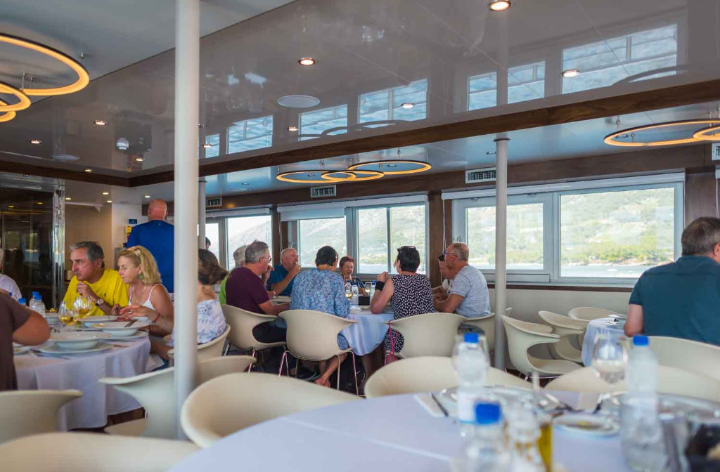 Schiff Inselhuepfen Avantgard Restaurant