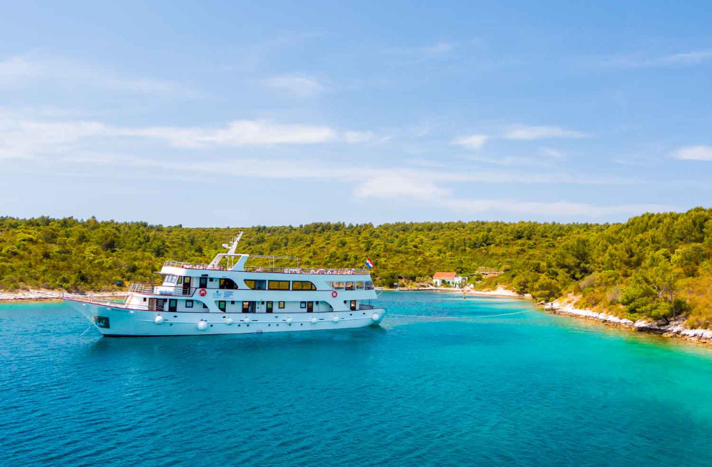 Schiff Kroatien Majestic Aussenansicht Bucht