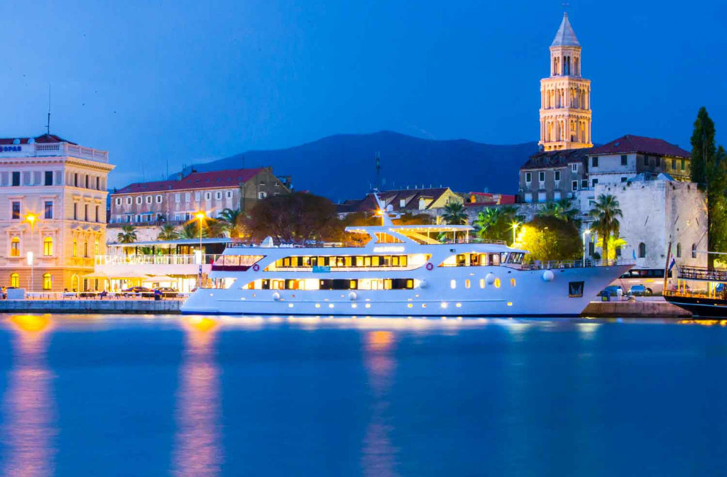 Schiff Kroatien Maritimo Aussenansicht Bynight