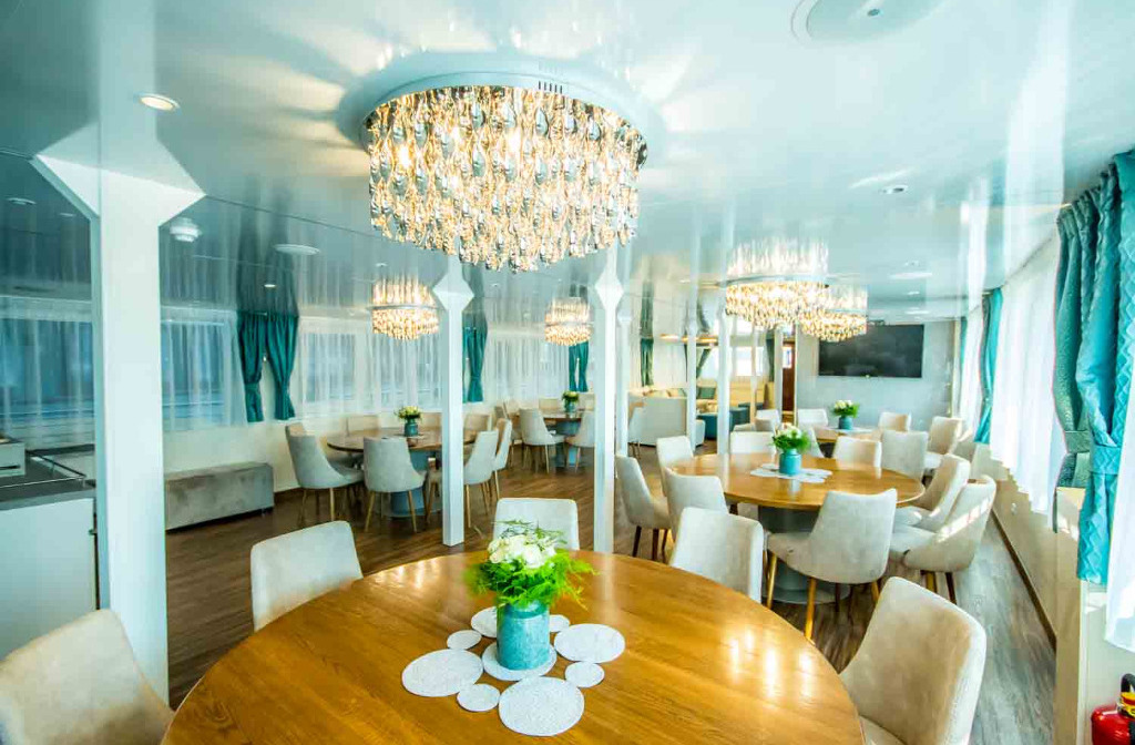 Schiff Kroatien Markan Restaurant Tisch