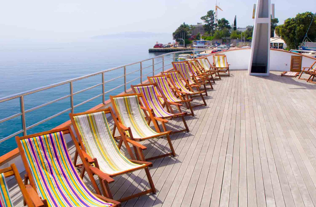 Schiff Kroatien Spalato Sonnendeck Liegestuehle