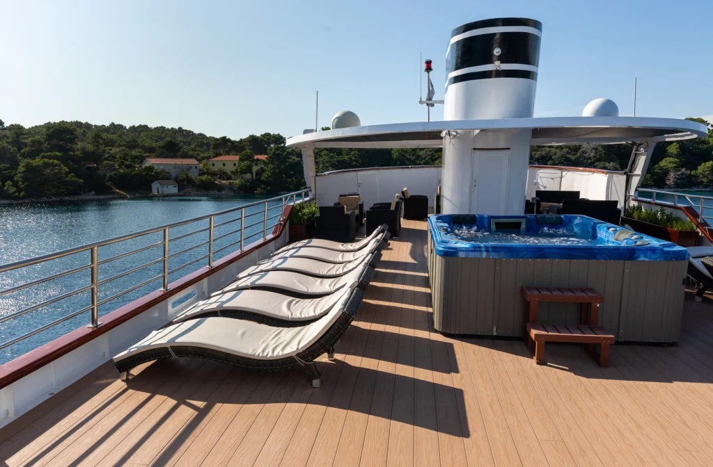 Schiff Stella Maris Sonnendeck Jacuzzi