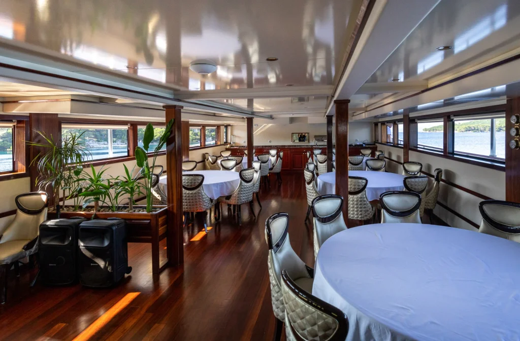 Schiff Stella Maris Restaurant Tisch