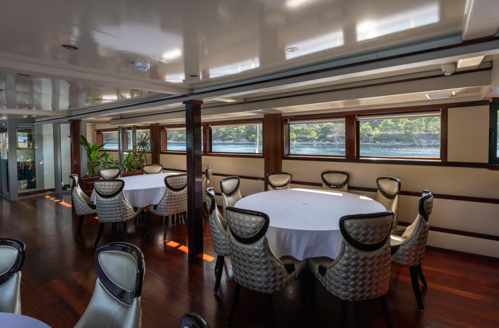 Schiff Stella Maris Restaurant