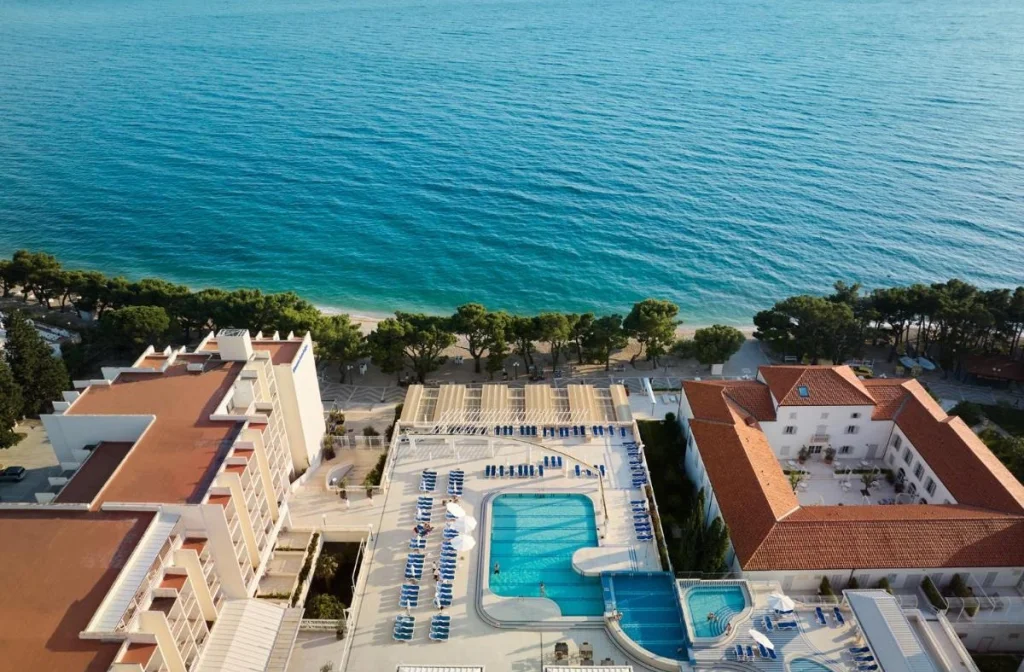 Bluesun Hotel Alga Tucepi Aussenansicht Pool Meer