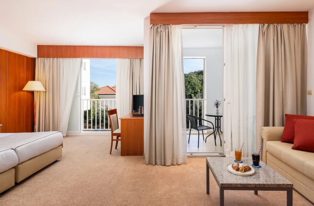 Aminess Marko Polo Maradiso Hotel Korcula Suite Bett Sofa Lampe Tisch