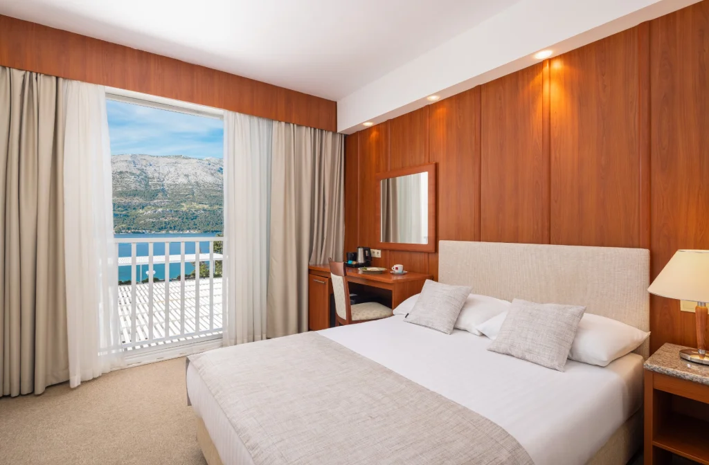 Aminess Marko Polo Maradiso Hotel Korcula Standard Doppelzimmer Meerseite Bett Balkon
