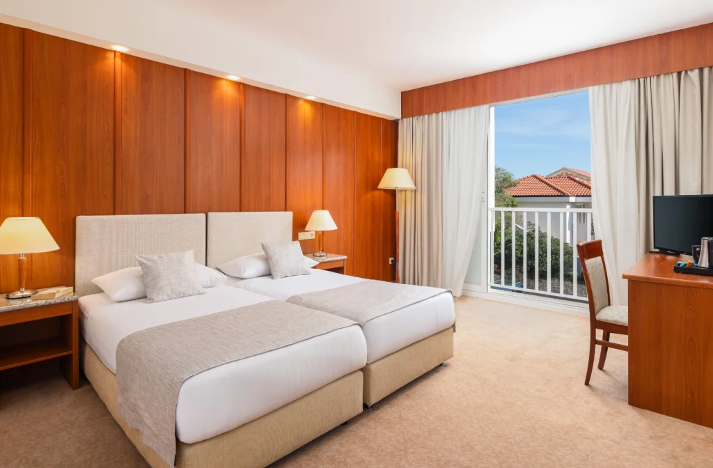 Aminess Marko Polo Maradiso Hotel Korcula Suite Bett Lampe Balkon