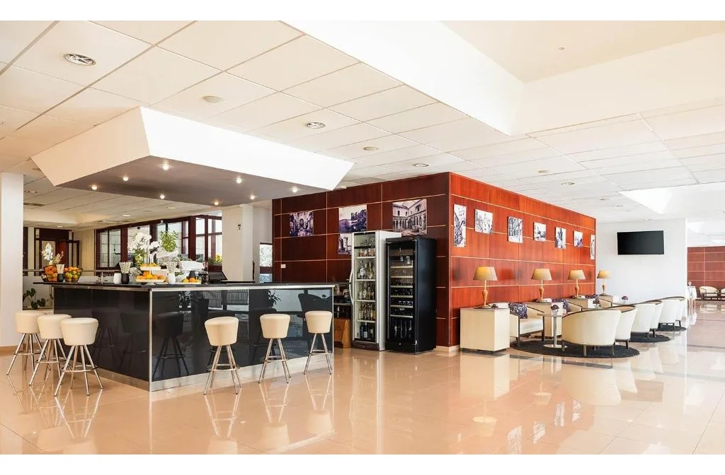 Aminess Marko Polo Maradiso Hotel Korcula Lobby Bar Wein Stuhl