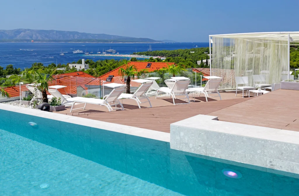 Lifestyle Hotel Vitar Bol Brac Pool Liegestuehle Blick Goldenes Horn