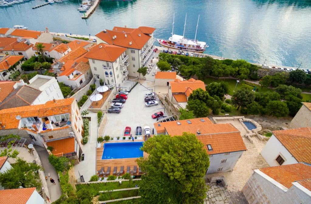 Boutique Hotel Arbiana Rab Aussenansicht Pool