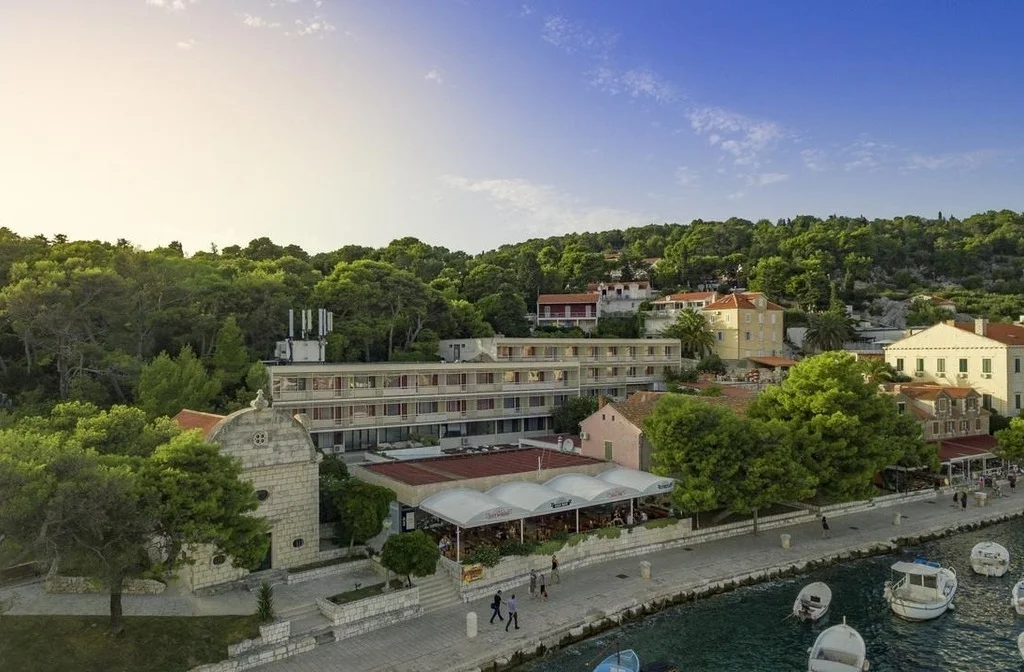 Kroatien Hvar Hotel Delfin Aussen