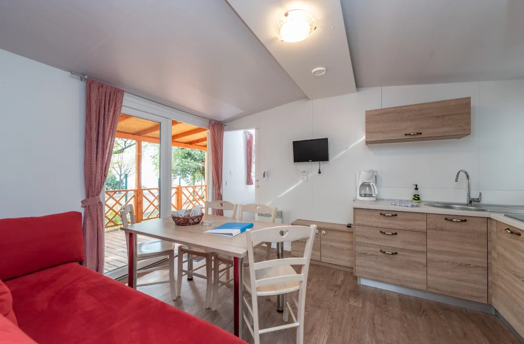 Bluesun Mobile Homes Paklenica Starigrad Paklenica Wohnzimmer Kueche Terrasse Rot