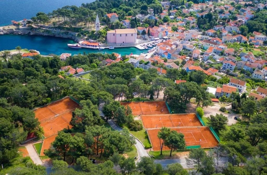 Kroatien Kvarnerbucht Insel Losinj Veli Losinj Hotel Vitality Punta Tennis Ortszentrum