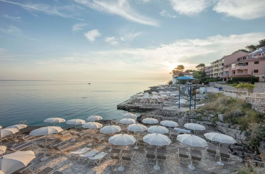 Kroatien Kvarnerbucht Insel Losinj Veli Losinj Hotel Vitality Punta Strand Liegestuehle