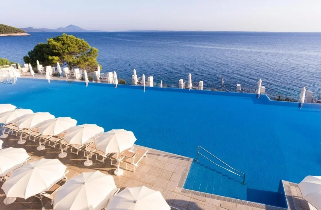 Kroatien Kvarnerbucht Insel Losinj Veli Losinj Hotel Vitality Punta Pool Sonnenschirme