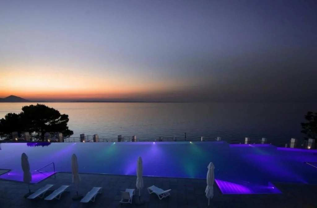 Kroatien Kvarnerbucht Insel Losinj Veli Losinj Hotel Vitality Punta Pool Nacht Meerblick