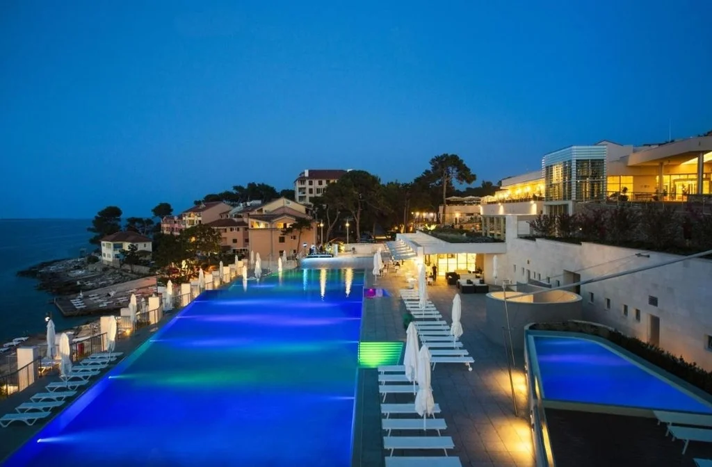 Kroatien Kvarnerbucht Insel Losinj Veli Losinj Hotel Vitality Punta Pool Nacht