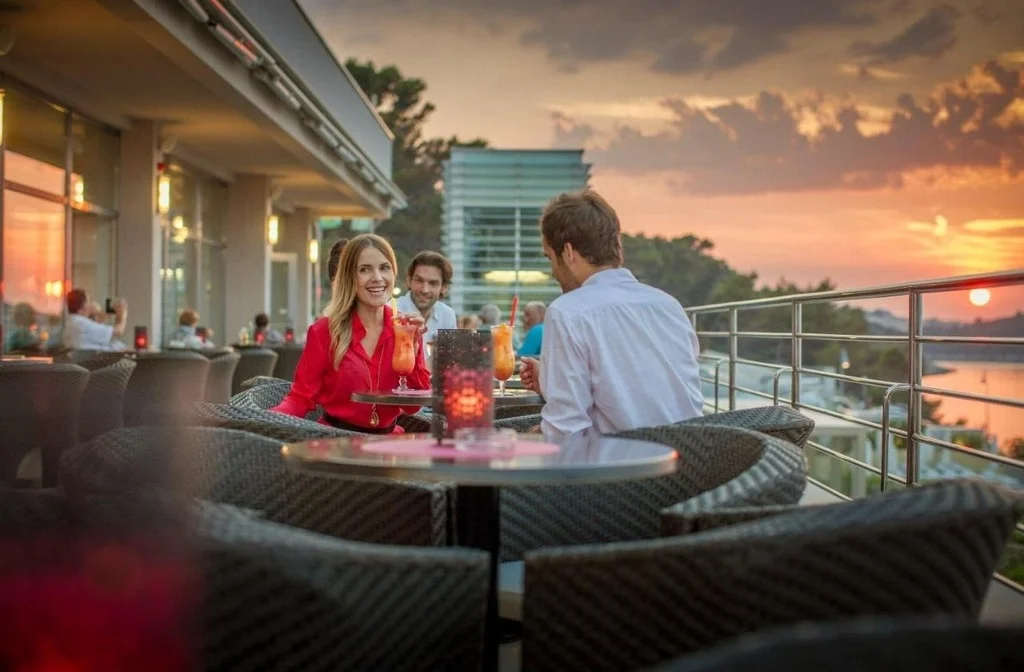 Kroatien Kvarnerbucht Insel Losinj Veli Losinj Hotel Vitality Punta Cafe Terrasse Meerblick