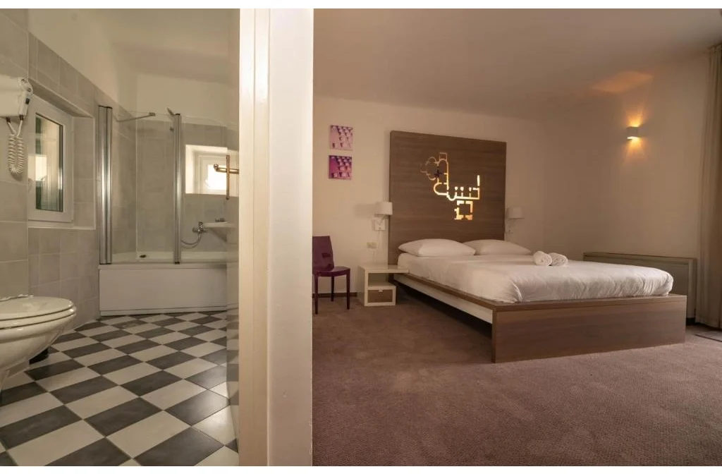 Hotel Slavija Split Doppelzimmer Bett Badezimmer