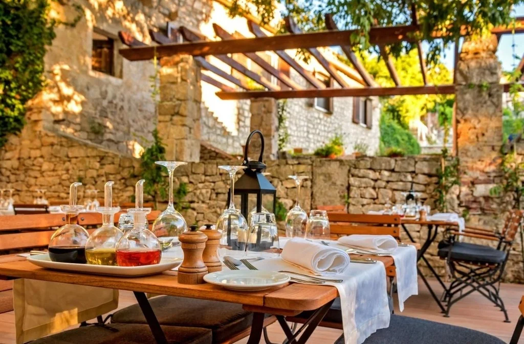 Mitteldalmatien Insel Brac Hotel Puteuspalace Heritage Restaurant Draussen