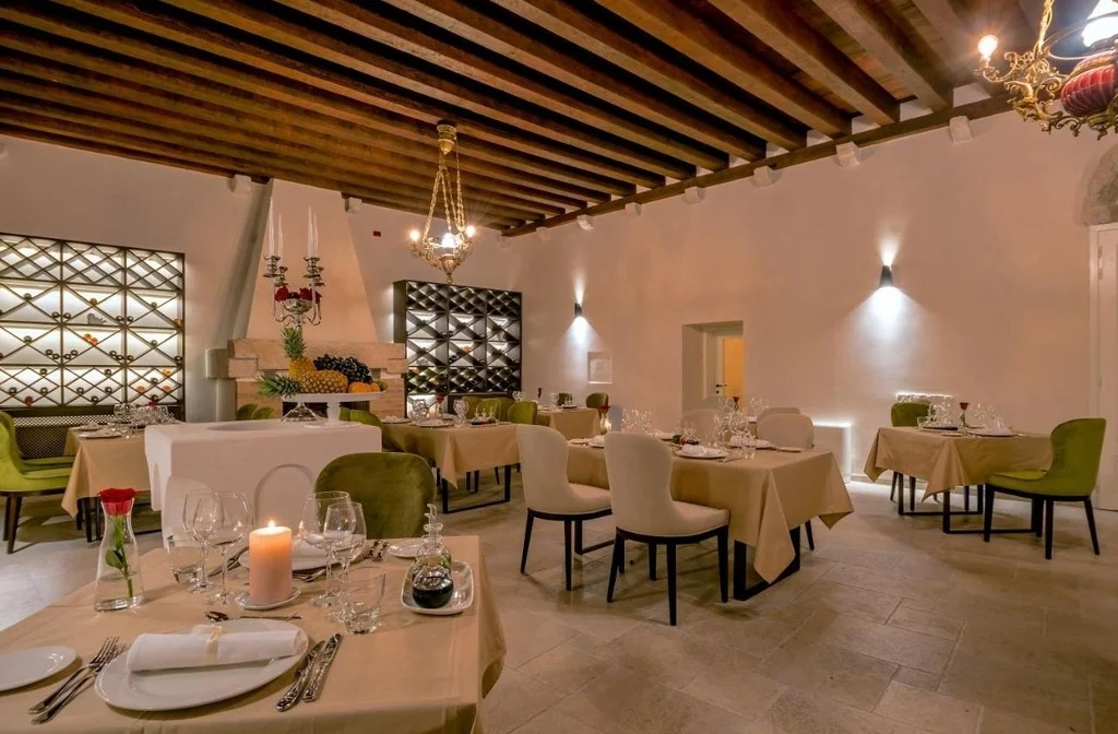 Mitteldalmatien Insel Brac Hotel Puteuspalace Heritage Restaurant Innen