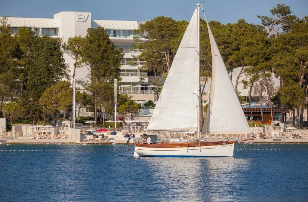 Kvarner Bucht Insel Losinj Mali Losinj Hotel Bellevue Aussenansicht