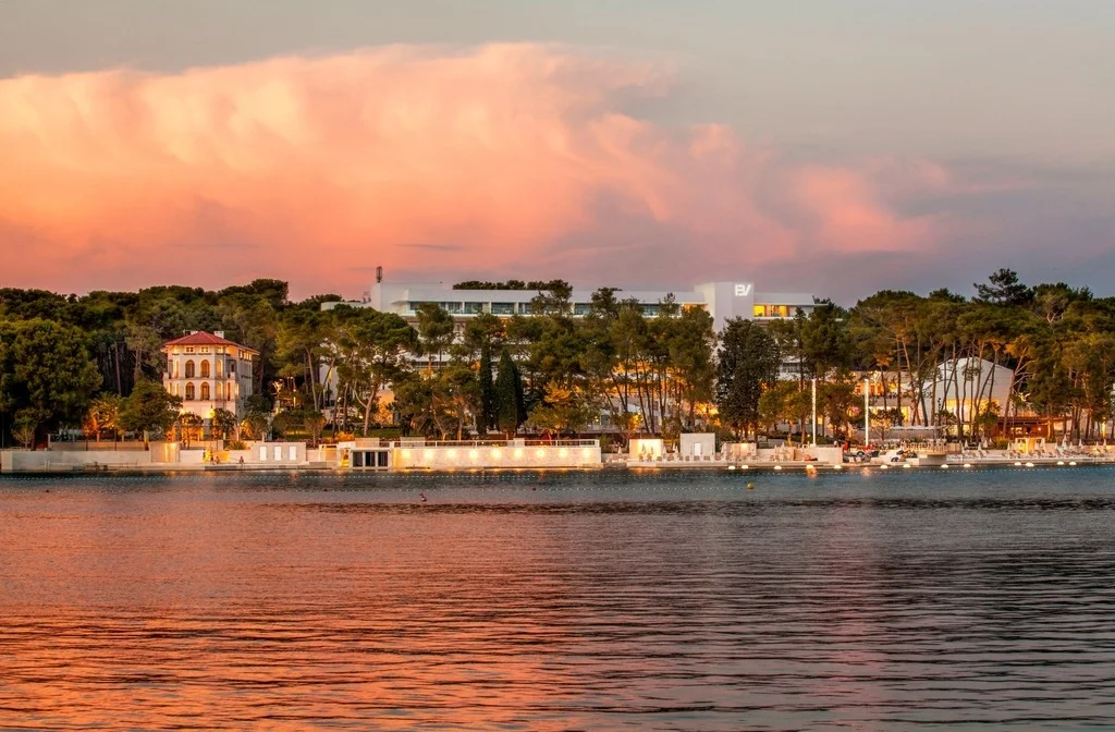 Kvarner Bucht Insel Losinj Mali Losinj Hotel Bellevue Aussenansicht