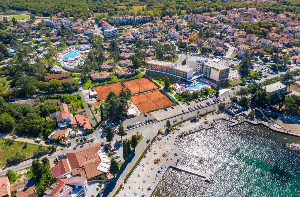 Hotel Park Plava Laguna Porec Aussenansicht Strand Meer Tennsiplatz