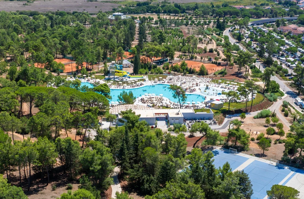 Ferienanlage Zaton Aussenansicht Pool Tennisplatz Basketballplatz