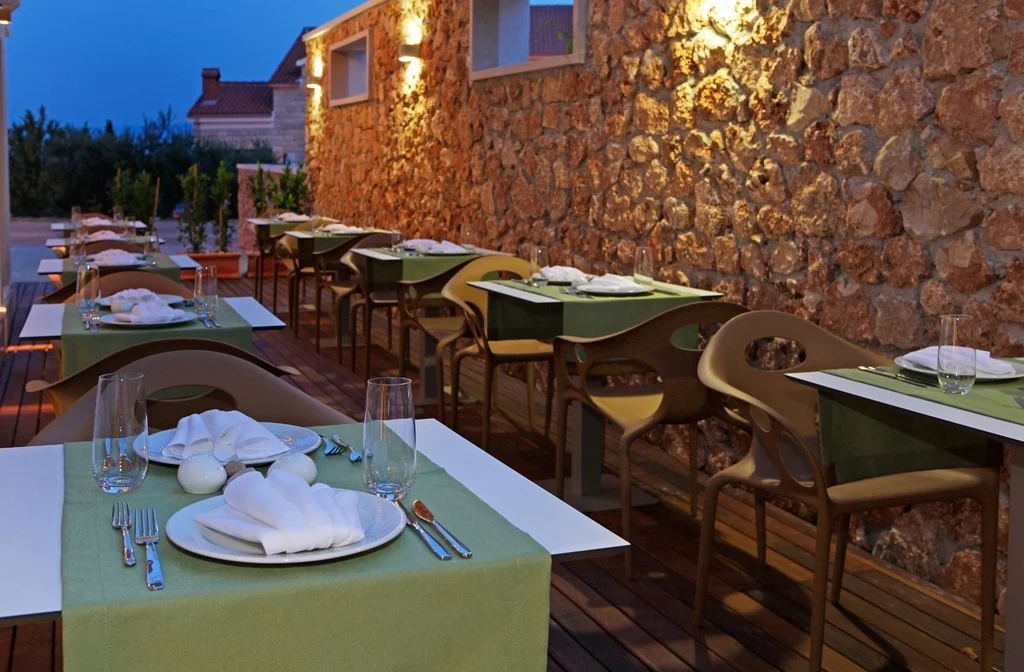Mitteldalmatien Insel Brac Bol Hotel Bol Restaurant Draussen