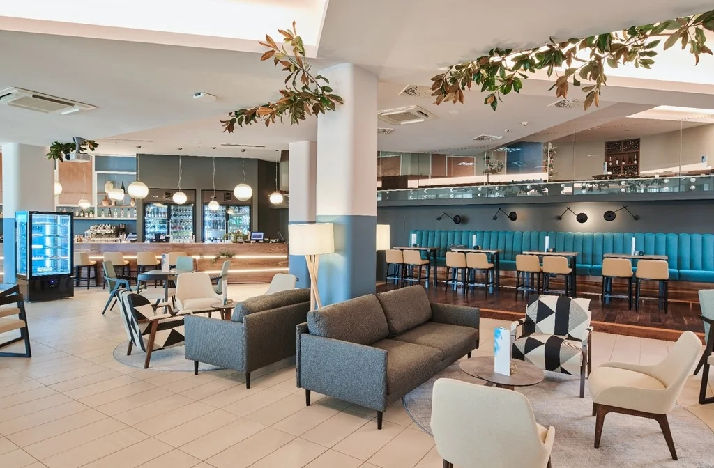 Istrien Novigrad Aminess Hotel Maestral Bar Innen