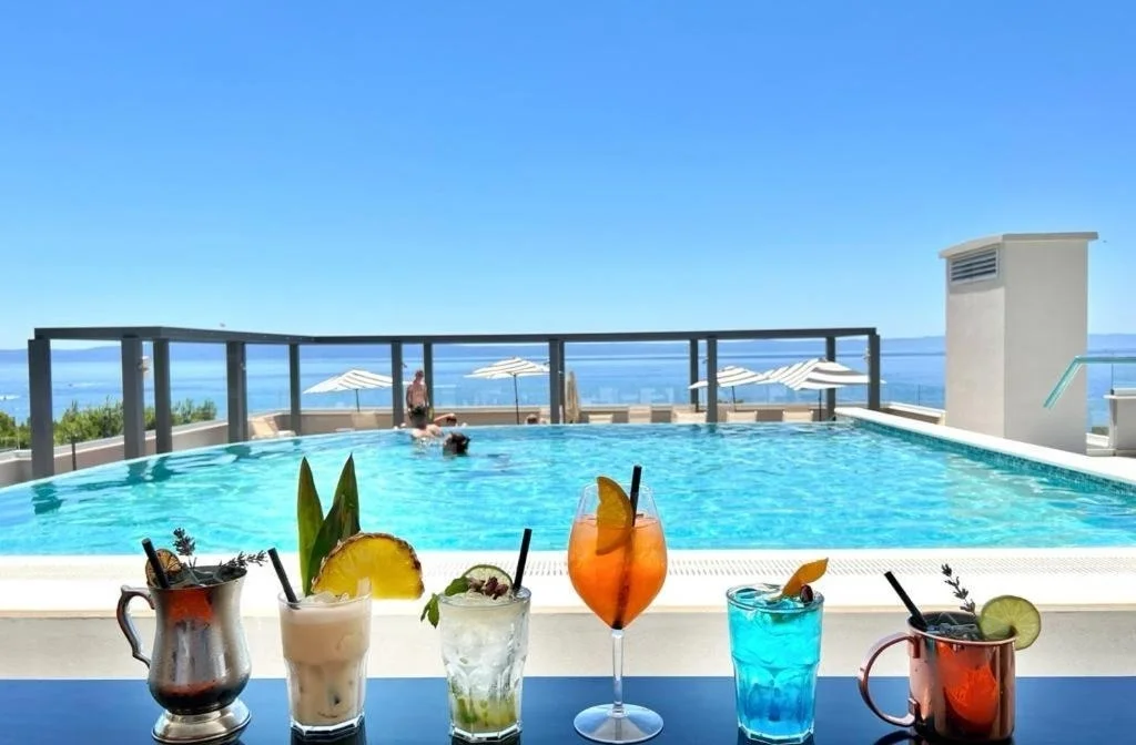 Dalmatien Makarska Mirjam Rooftop Pool Drinks Croaticum