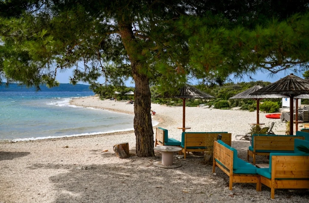 Camping Ugljan Resort Mobilehomes Kroatien Strand Bar Schatten Croaticum