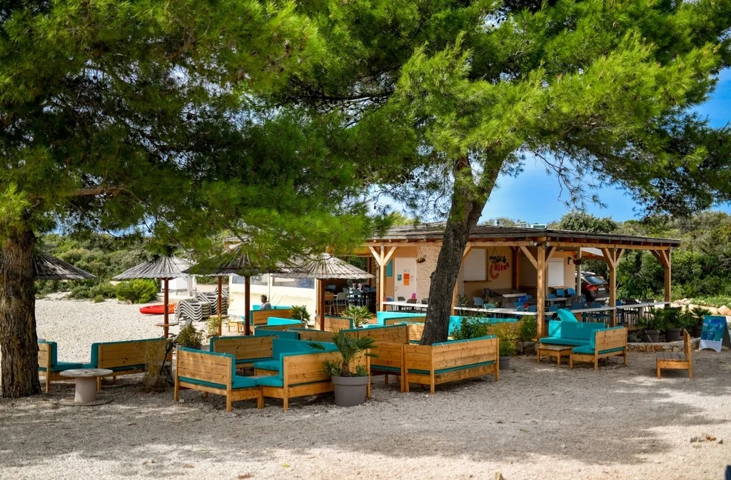 Camping Ugljan Resort Mobilehomes Kroatien Strandbar Im Schatten Croaticum