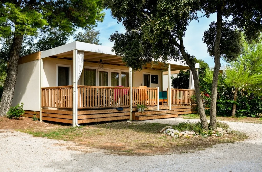 Camping Ugljan Resort Mobilehomes Kroatien Mobilehome Umgeben Von Gruen Croaticum