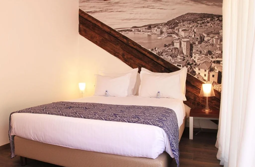 Azur Palace Luxury Rooms Split Doppelzimmer Deluxe Bett Lampe