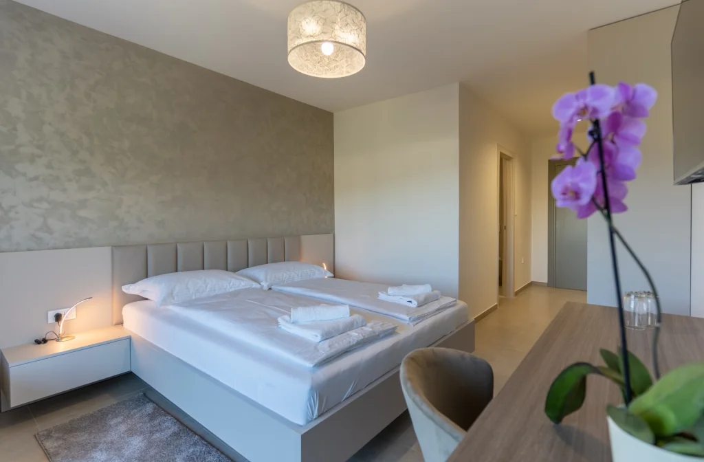 Villa Orhideja Cres Schlafzimmer Blume