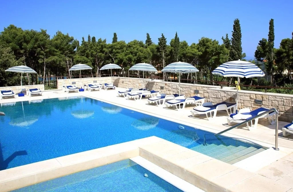 Kroatien Dalmatien Insel Brac Supetar Labranda Velaris Resort Aussen Pool
