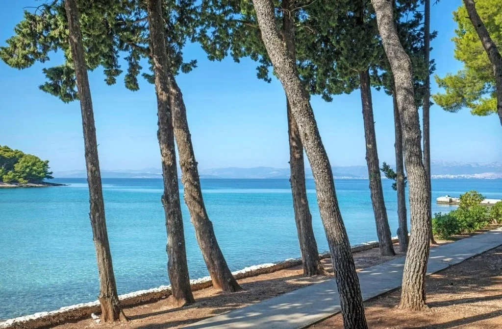 Kroatien Dalmatien Insel Brac Supetar Labranda Velaris Resort Promenade