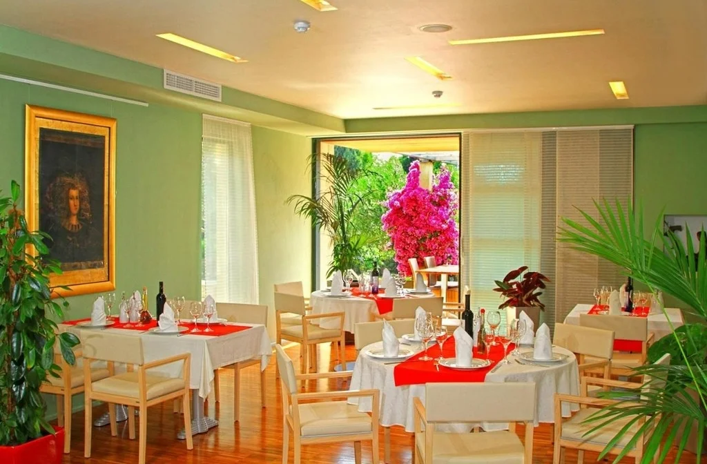 Kroatien Dalmatien Insel Brac Supetar Labranda Velaris Resort Restaurant Klein