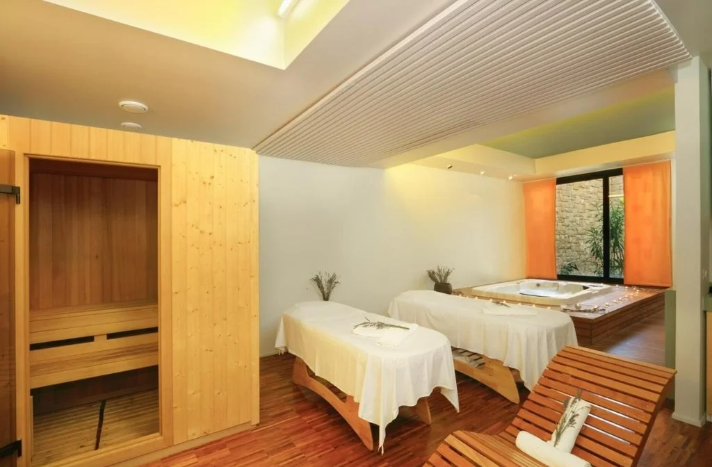 Kroatien Dalmatien Insel Brac Supetar Labranda Velaris Resort Aussen Wellness Saune Massage